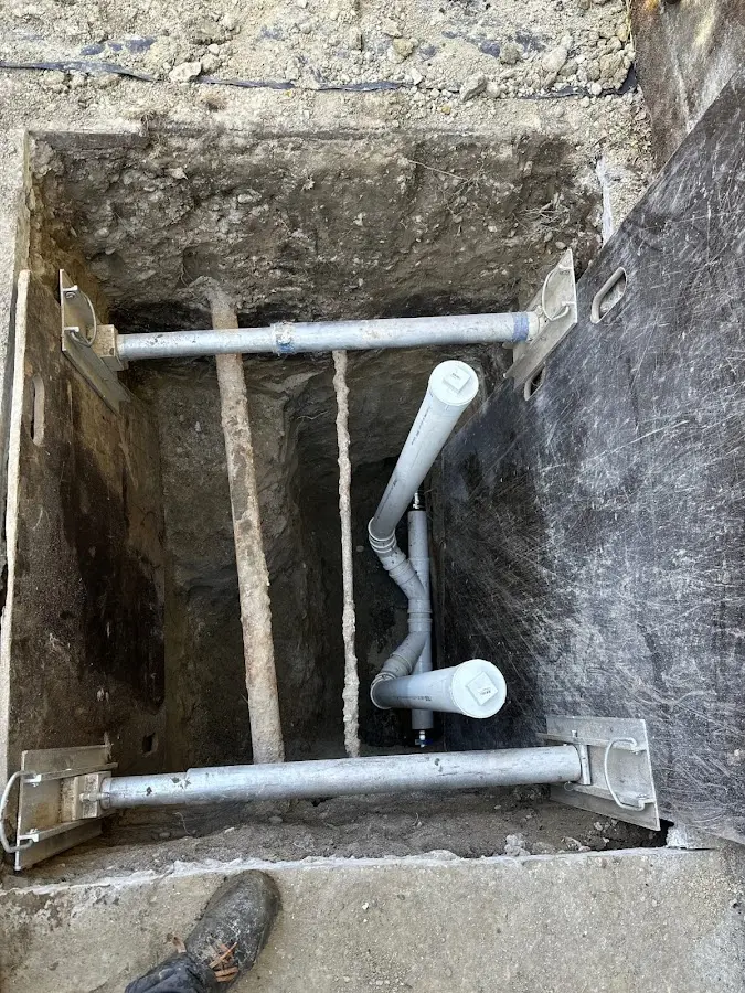 Experienced plumber completing Drain Cleaning work in Midway City